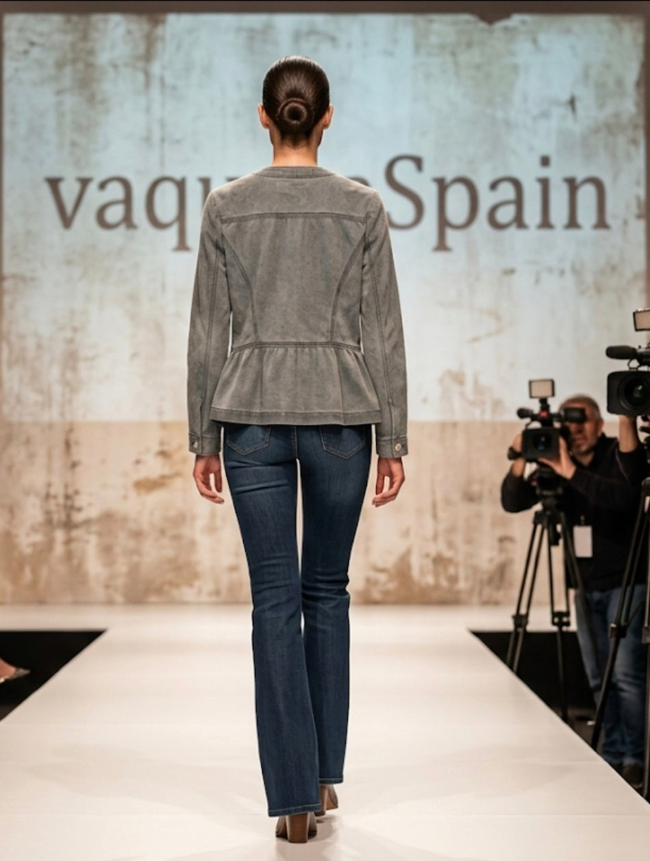 Vista lateral chaqueta denim gris con aplicación corazón violeta | vaqueraspain