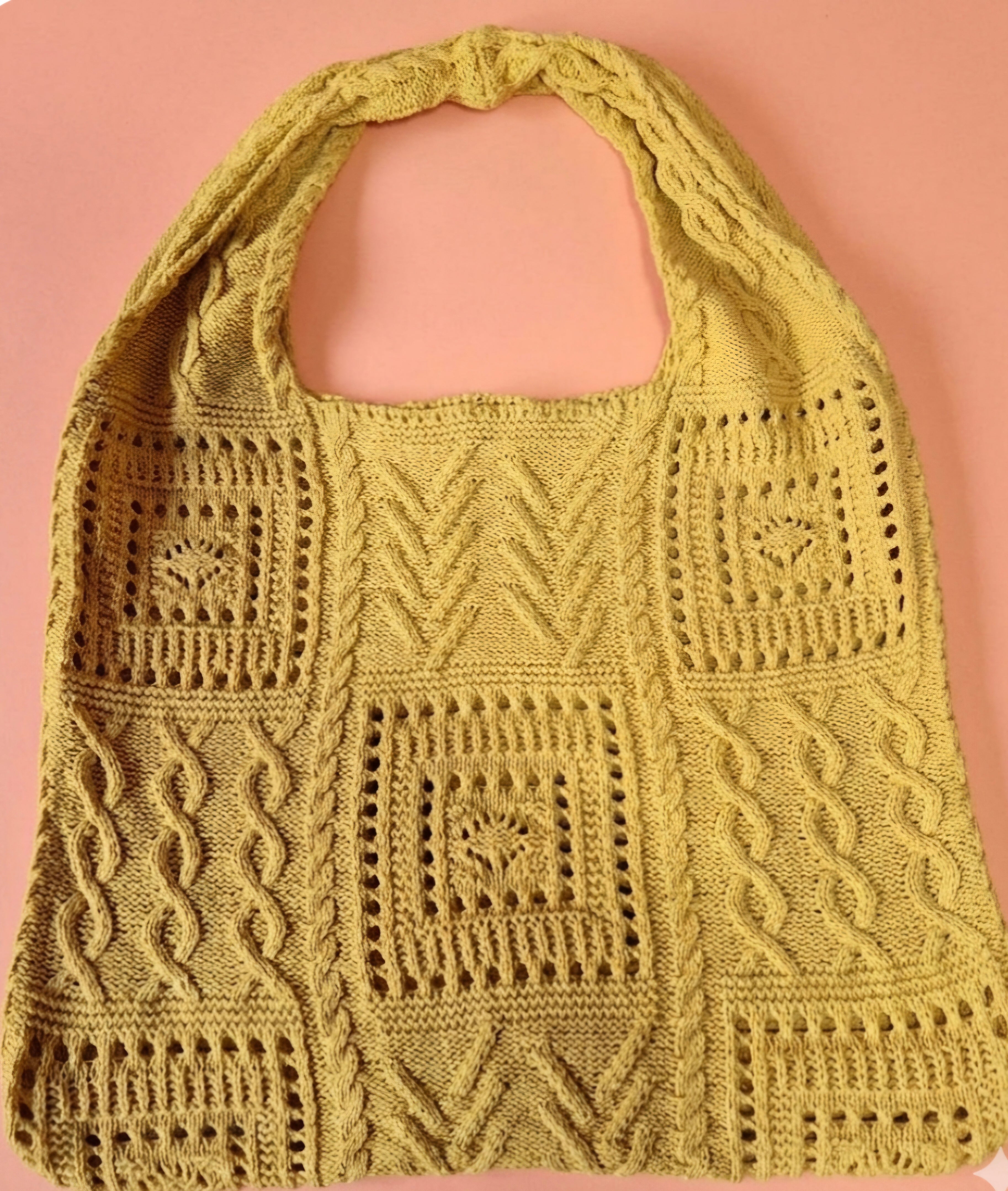 Vista frontal bolso boho chic algodón amarillo intenso tachas doradas artesanal | vaqueraspain