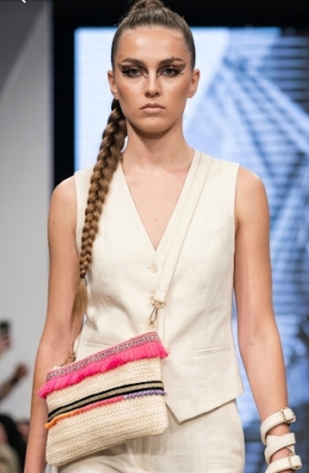 Detalle mini pompones y flecos fucsia bolso bohemio étnico boho chic | vaqueraspain