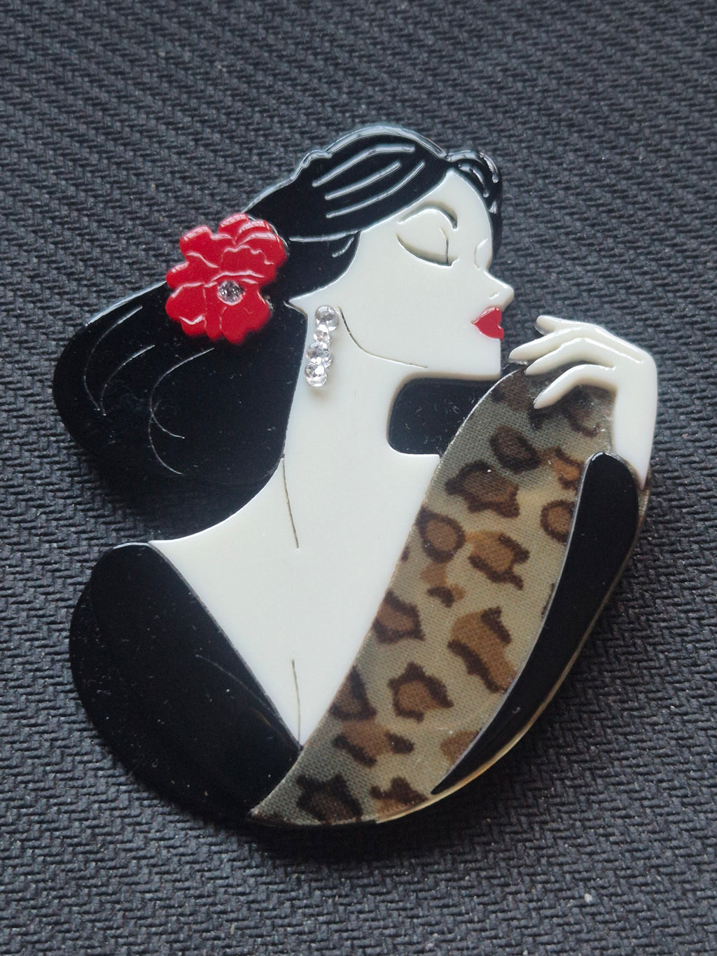 Broche boho chic mujer con estola de leopardo
