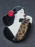 Broche "Mujer con Estola de Leopardo"