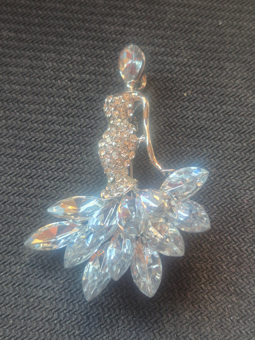 Broche bailarina de cristal con vestido de gala