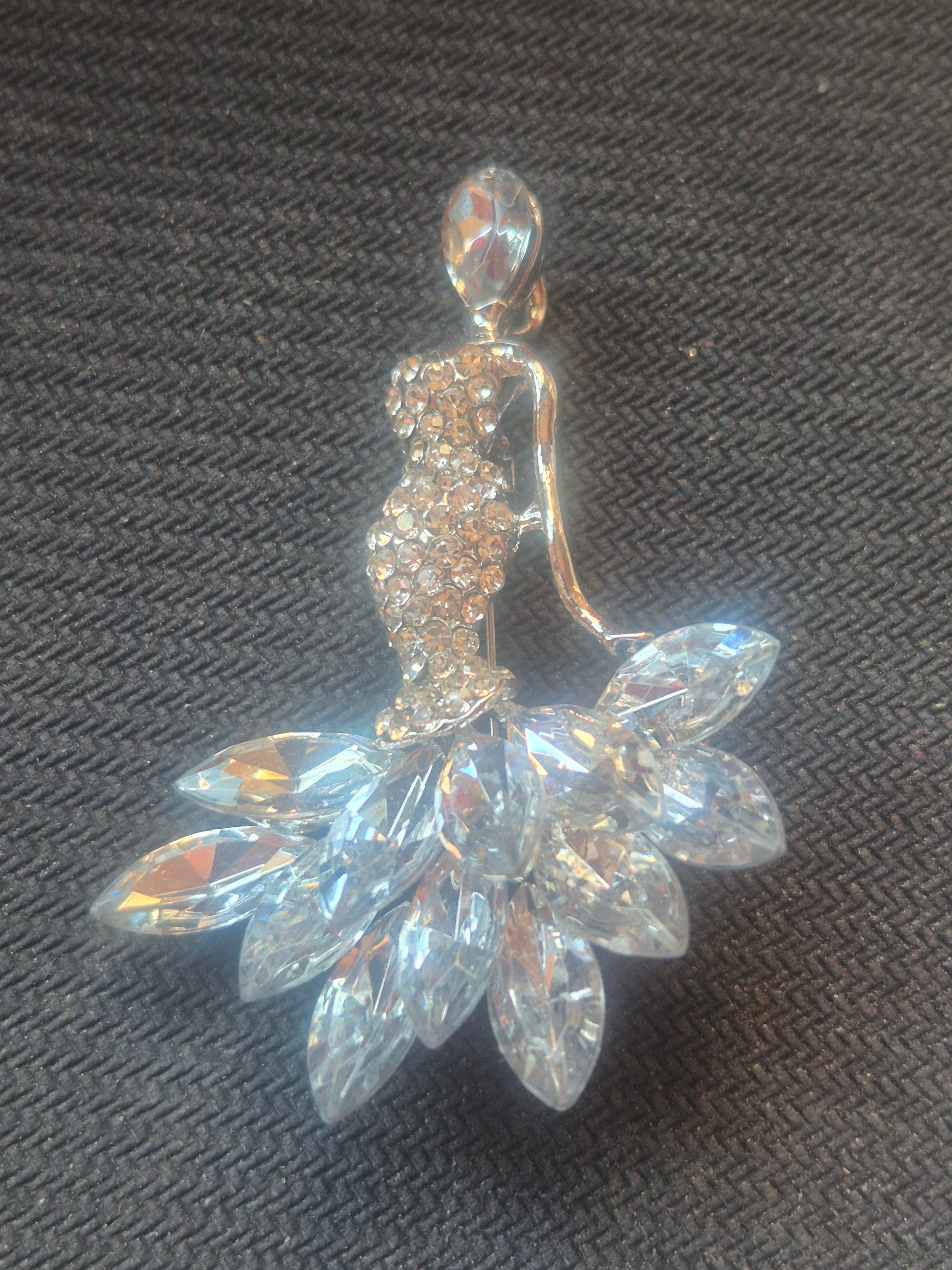 Broche bailarina de cristal con vestido de gala