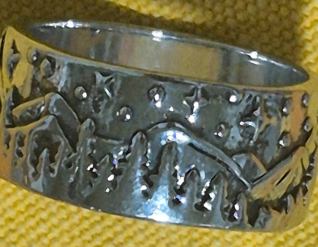 Detalle lobo y montañas anillo bohemio vintage acero baño rodio | vaqueraspain