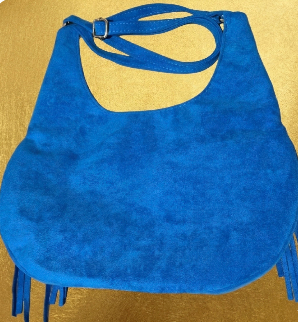 Vista frontal bolso bohemio boho chic flecos azul rey artesanal | vaqueraspain