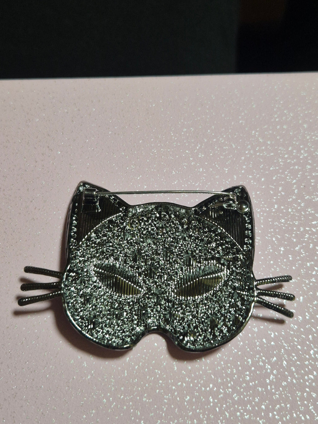 Broche cabeza de gato con ojos verdes