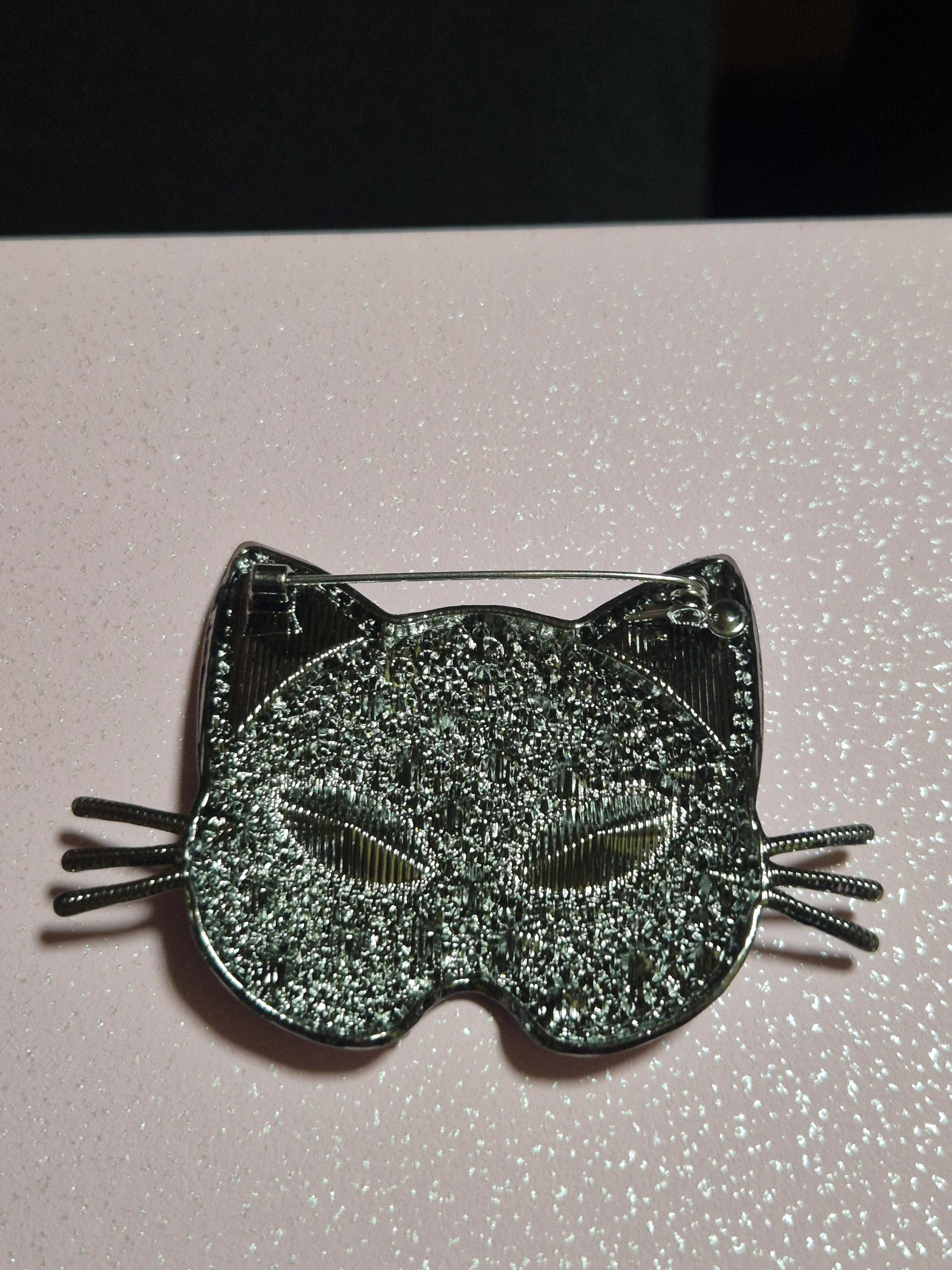 Broche cabeza de gato con ojos verdes