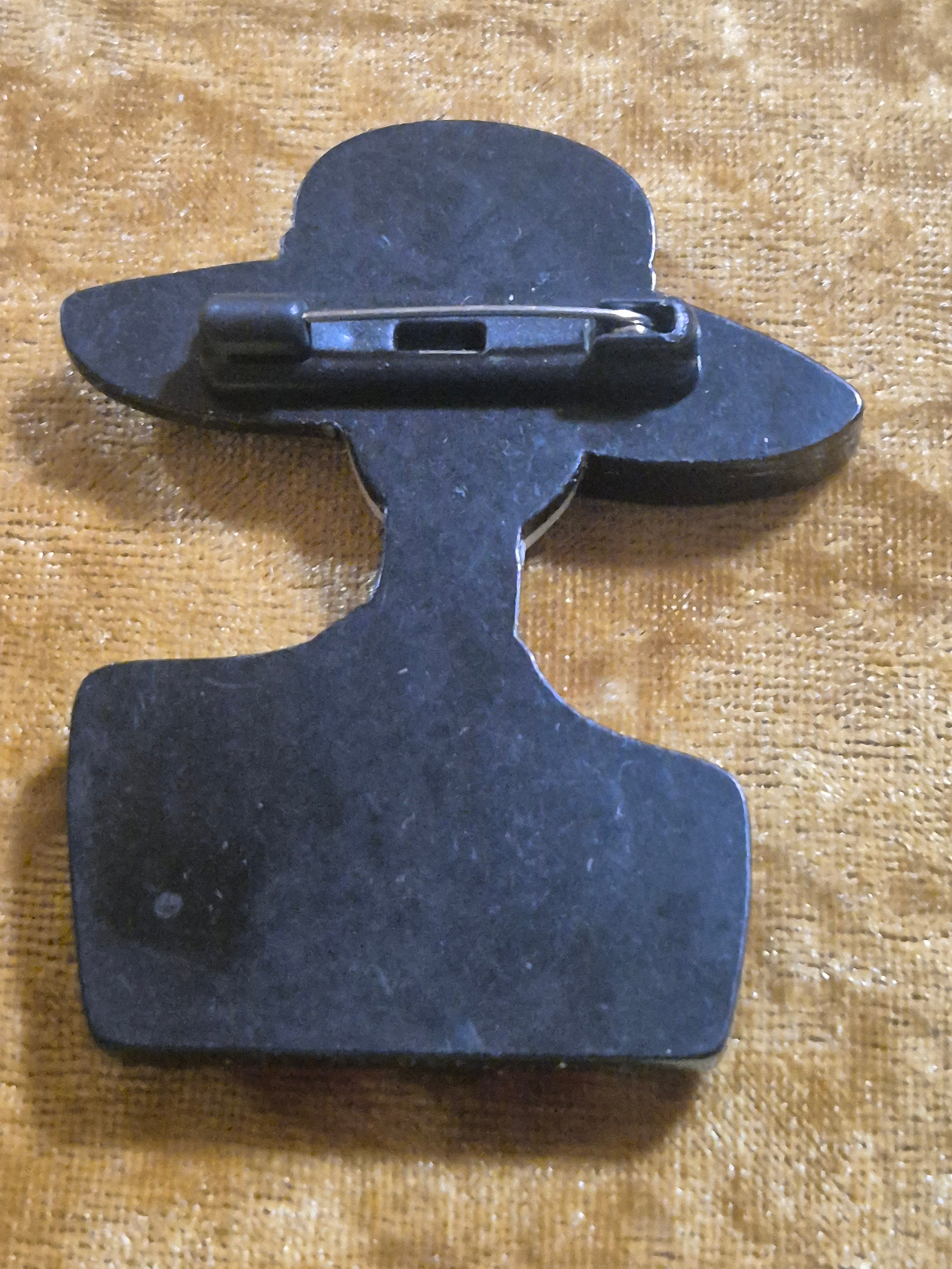 Broche de diseño Art Déco mujer con pañuelo rojo