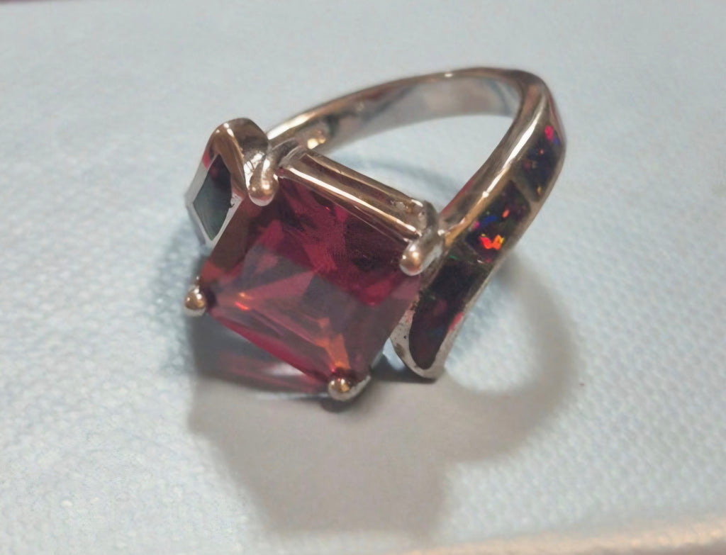 Detalle ópalo negro cultivado anillo corte princesa plata 925 | vaqueraspain