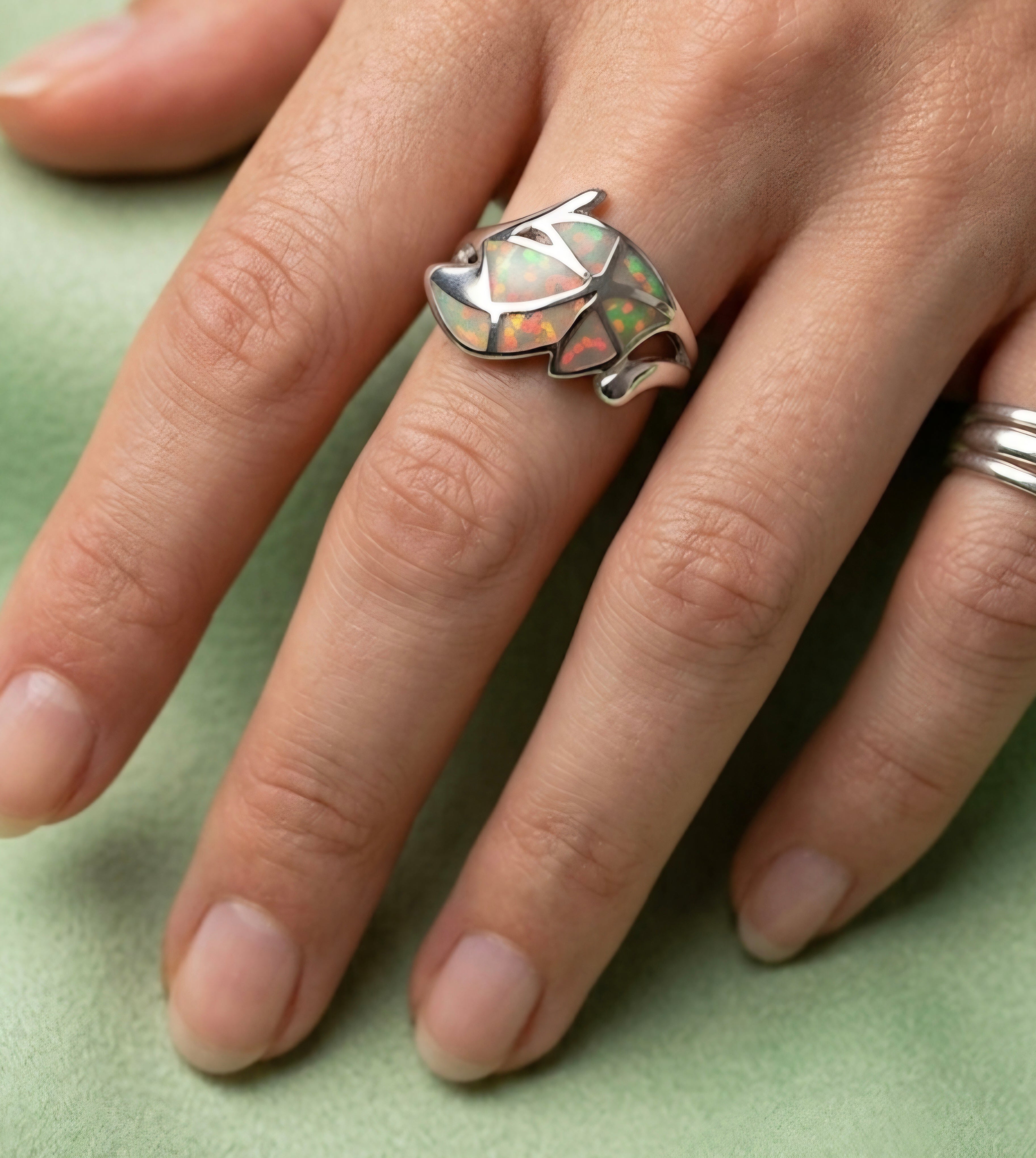 Anillo hoja ópalo sintético y plata 925