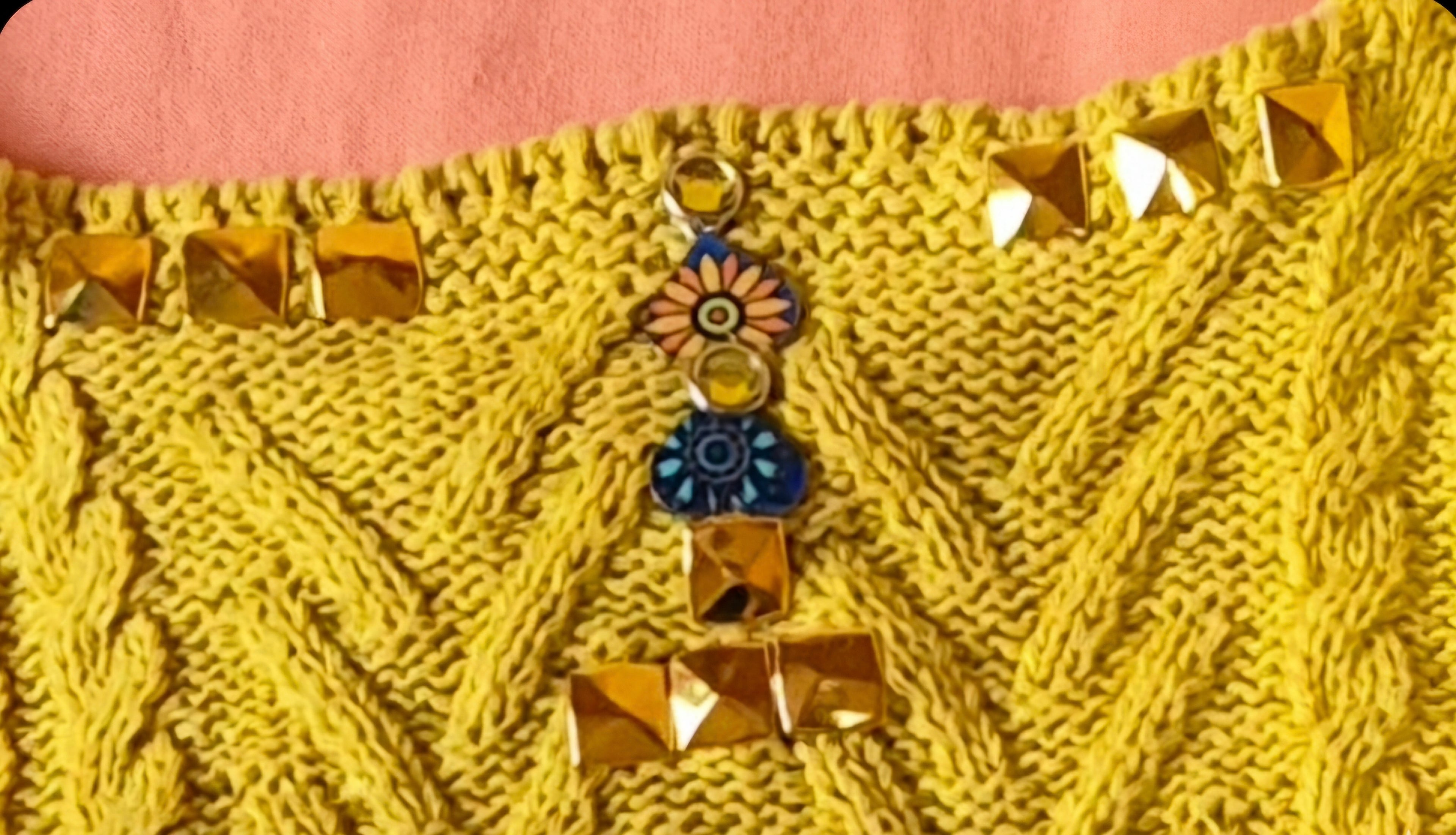 Vista trasera bolso boho chic algodón amarillo intenso con tachas doradas | vaqueraspain