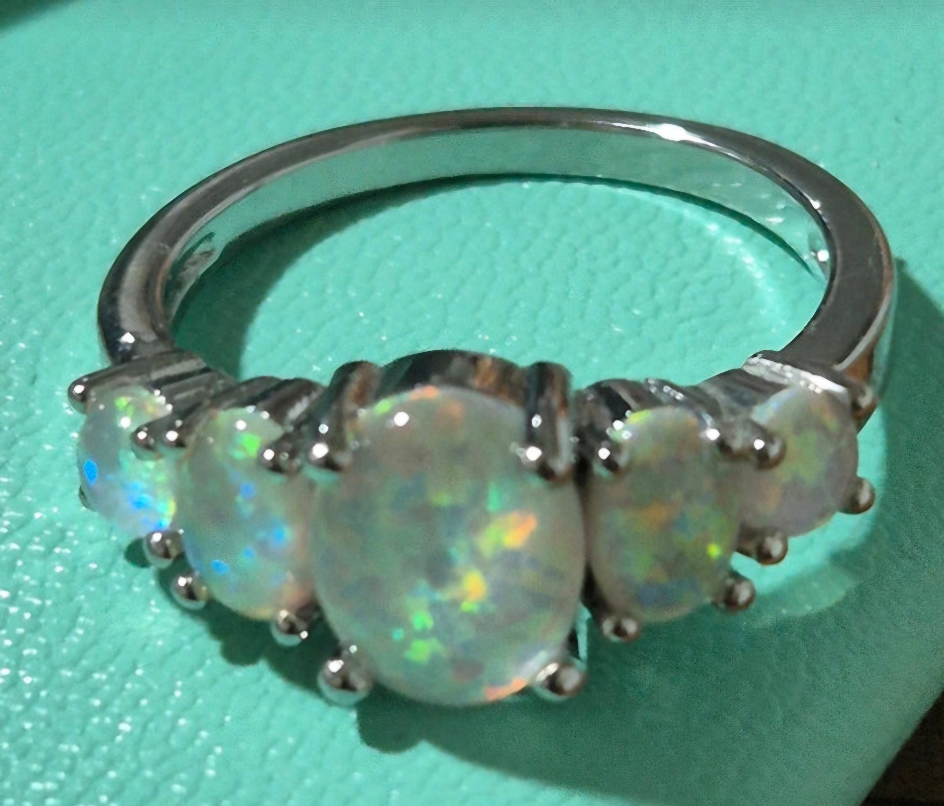 Vista frontal anillo diseño ópalos de fuego blancos boho chic | vaqueraspain