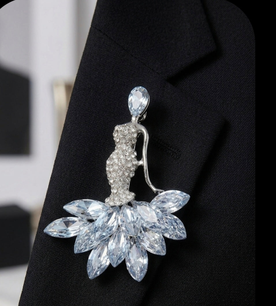 Broche bailarina de cristal con vestido de gala