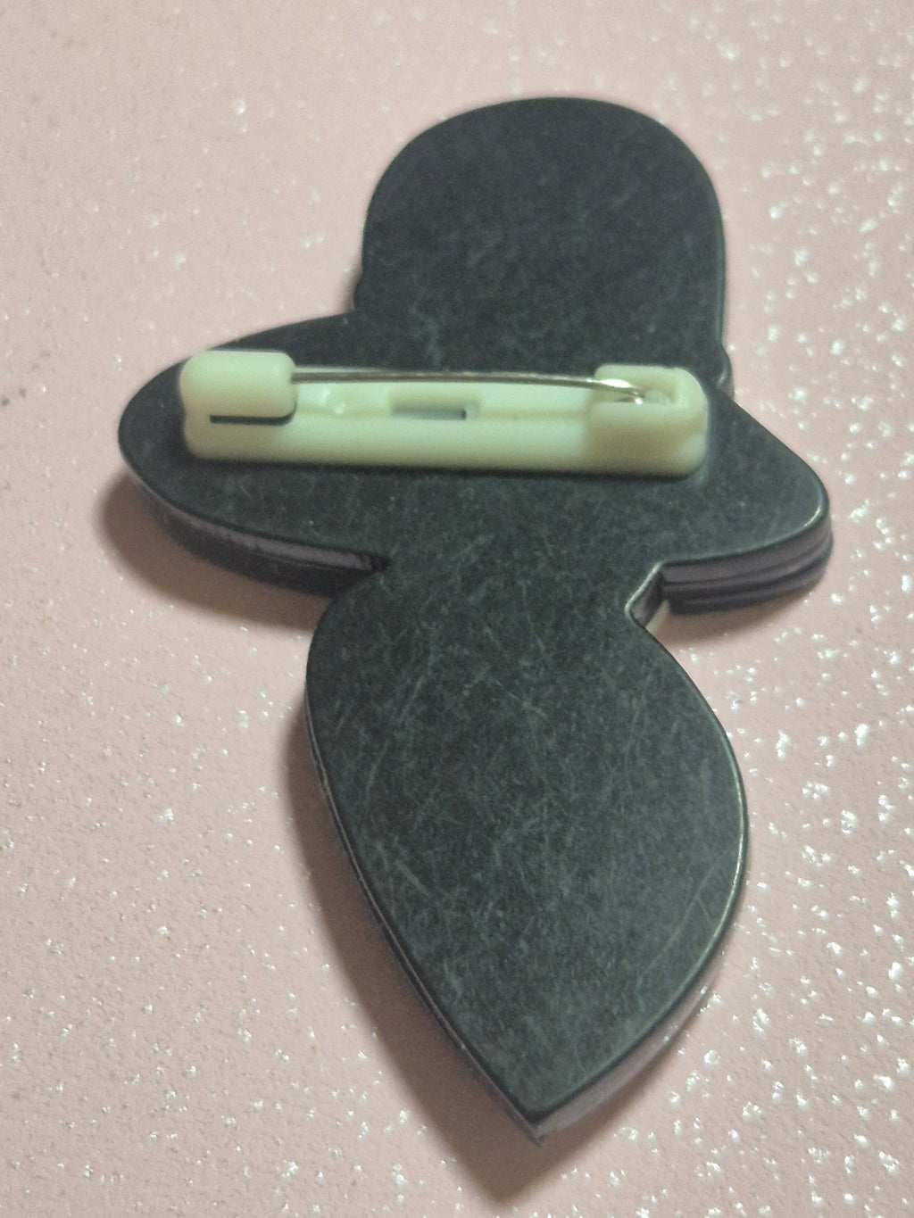Broche acrilico estilo Art Déco o retro mujer elegante