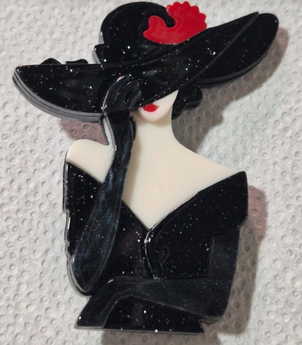 Detalle broche mujer elegante con pamela estilo vintage | vaqueraspain