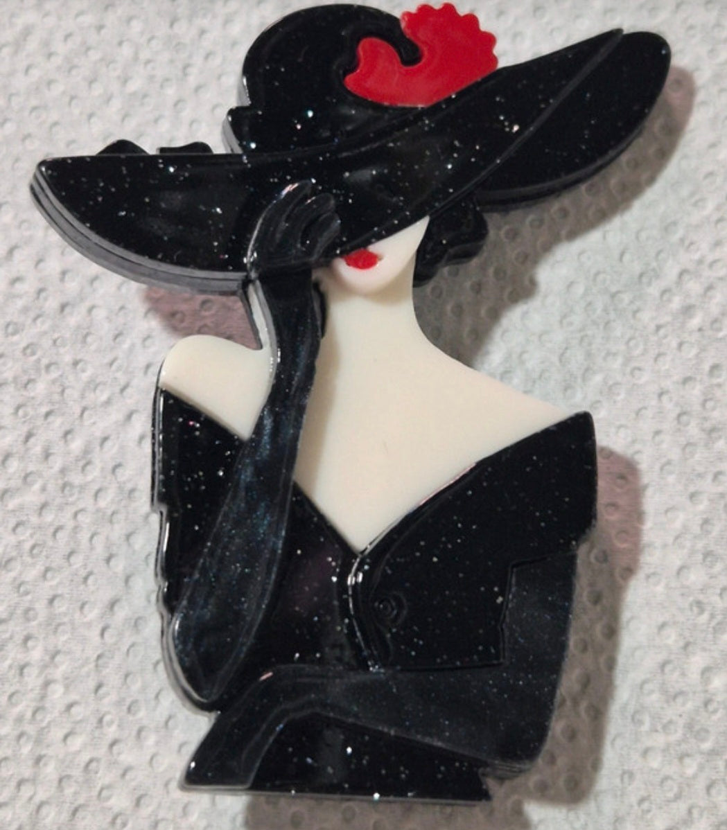 Detalle broche mujer elegante con pamela estilo vintage | vaqueraspain