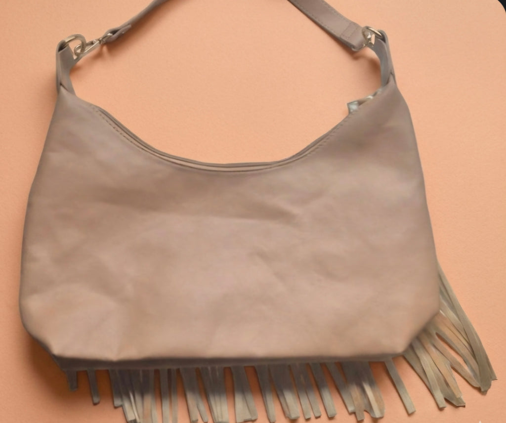 Vista frontal bolso boho flecos color beige claro con corazón | vaqueraspain