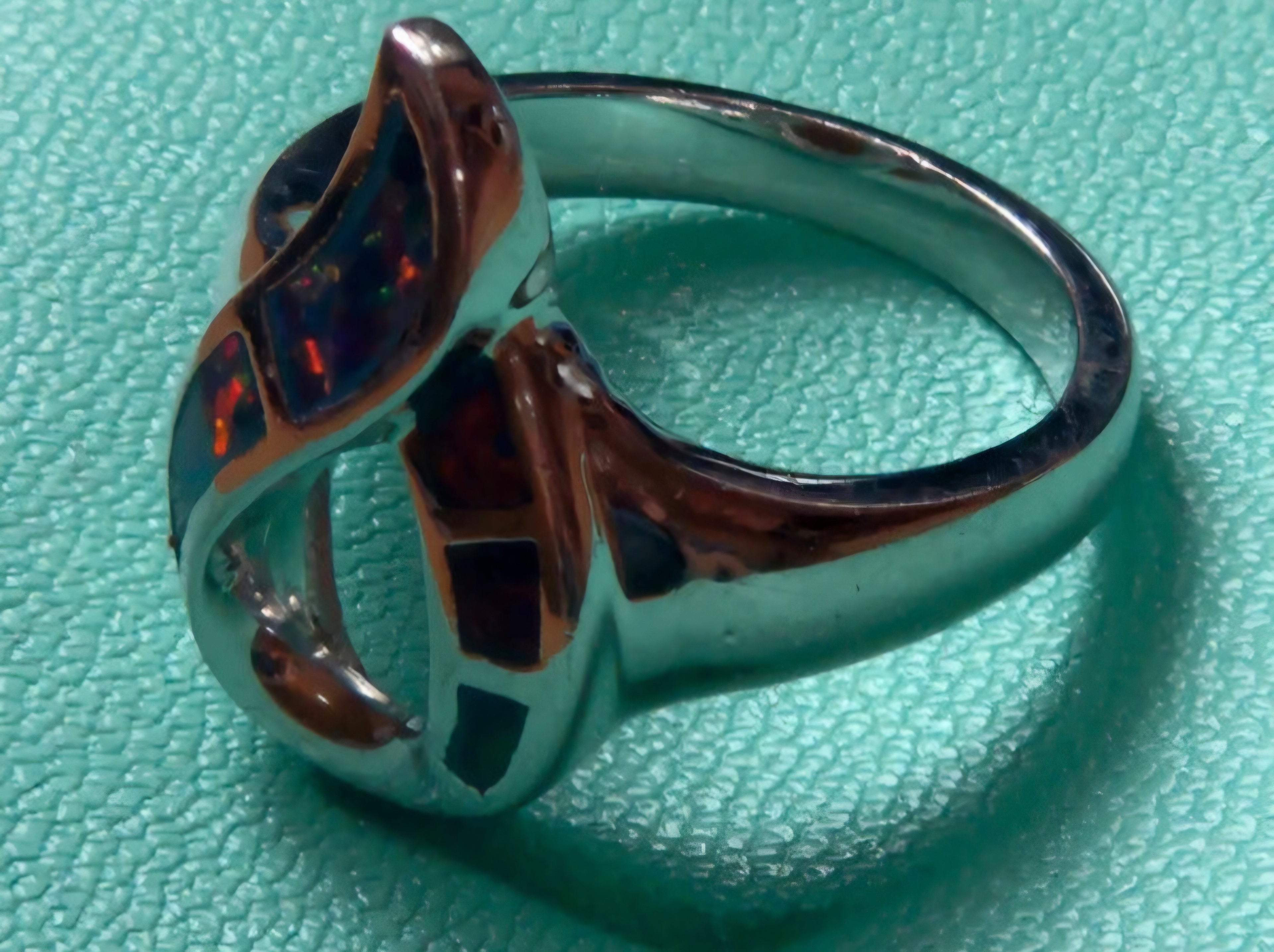 Vista frontal anillo llama de fuego ópalo negro sintético plata 925 | vaqueraspain