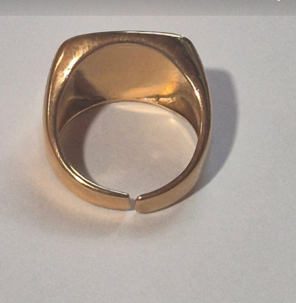 Vista frontal anillo metal dorado con sello madreperla brillante | vaqueraspain