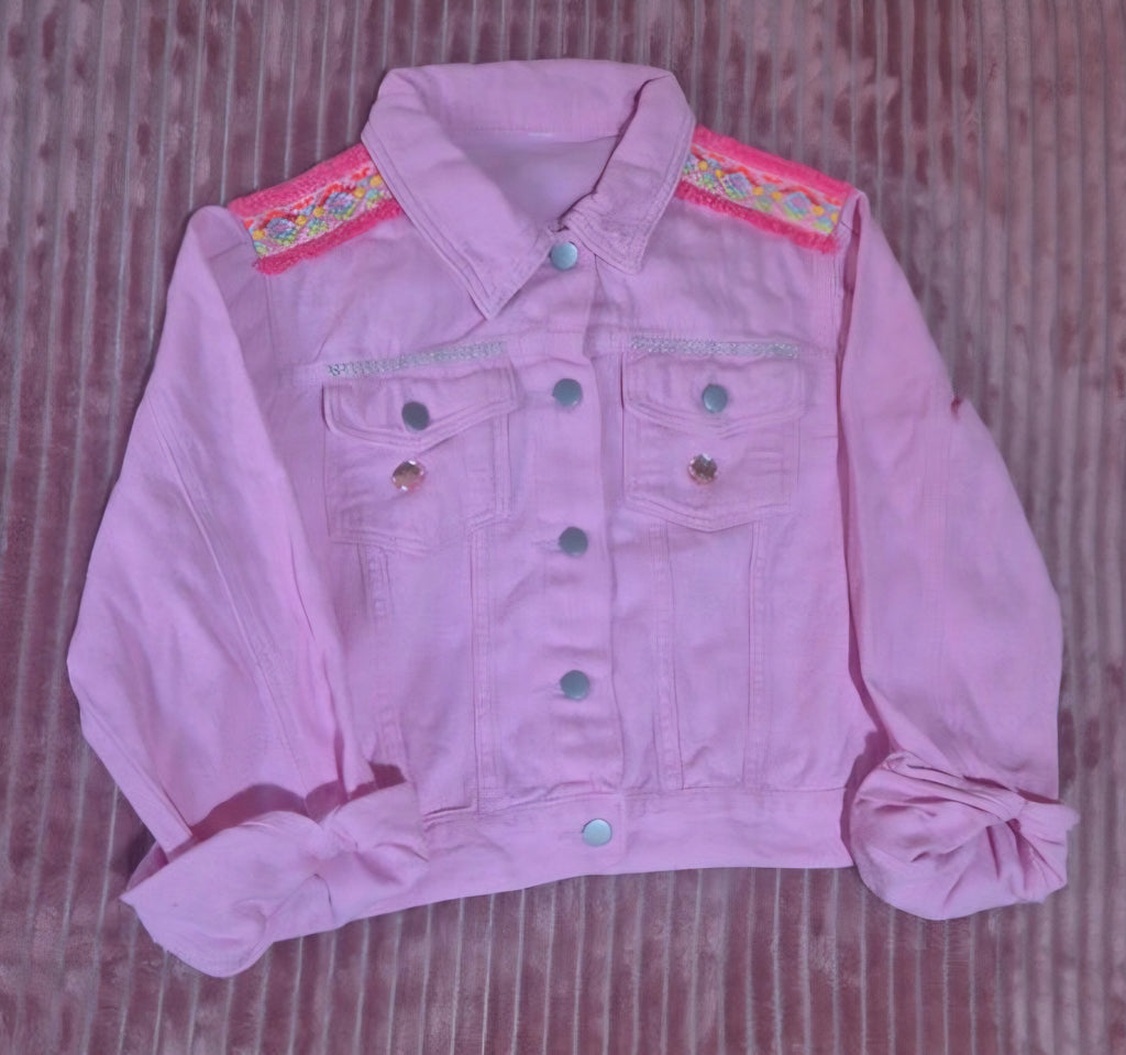 Vista lateral chaqueta denim rosa claro artesanal con cenefa bordada | vaqueraspain