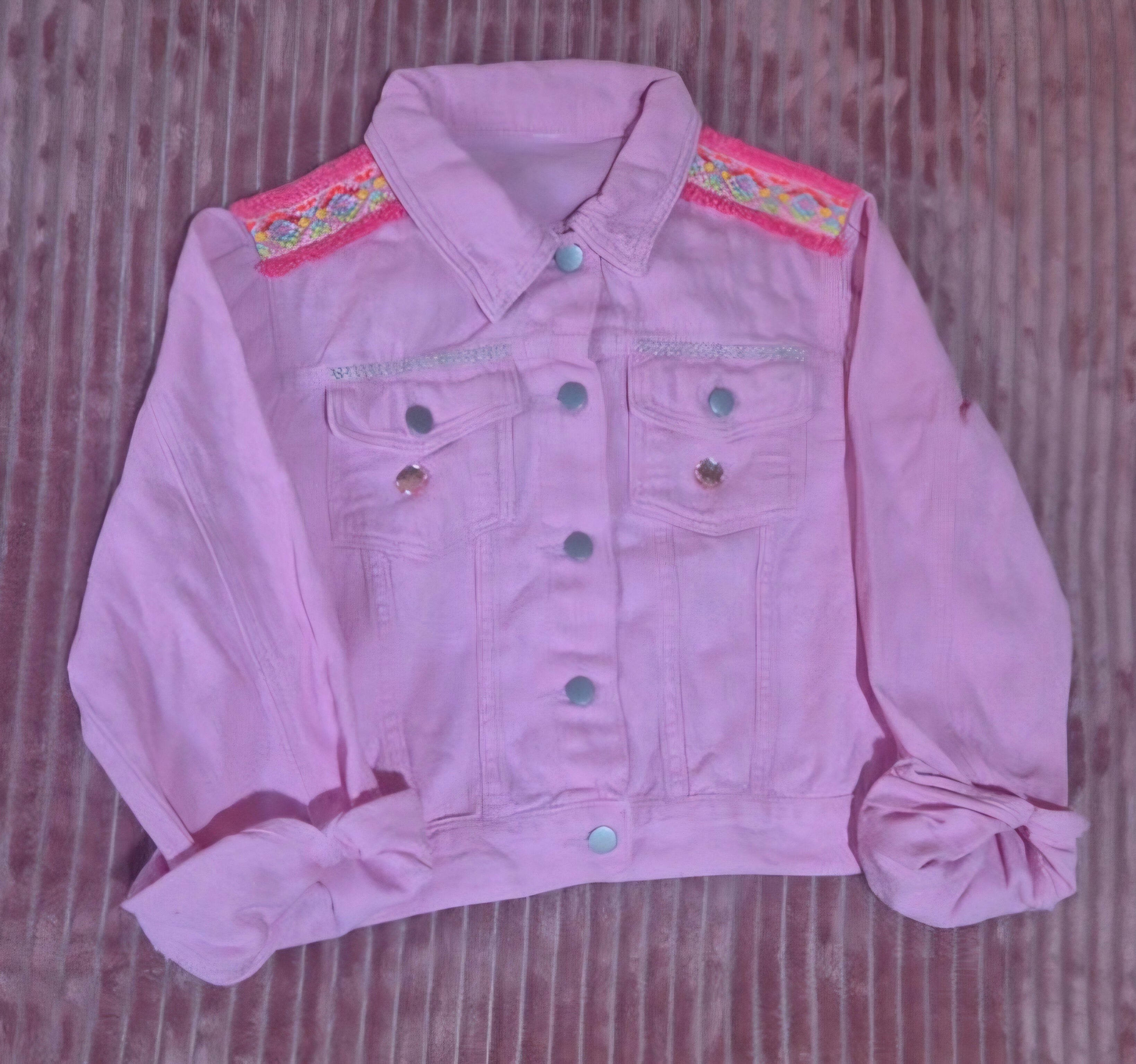 Vista lateral chaqueta denim rosa claro artesanal con cenefa bordada | vaqueraspain