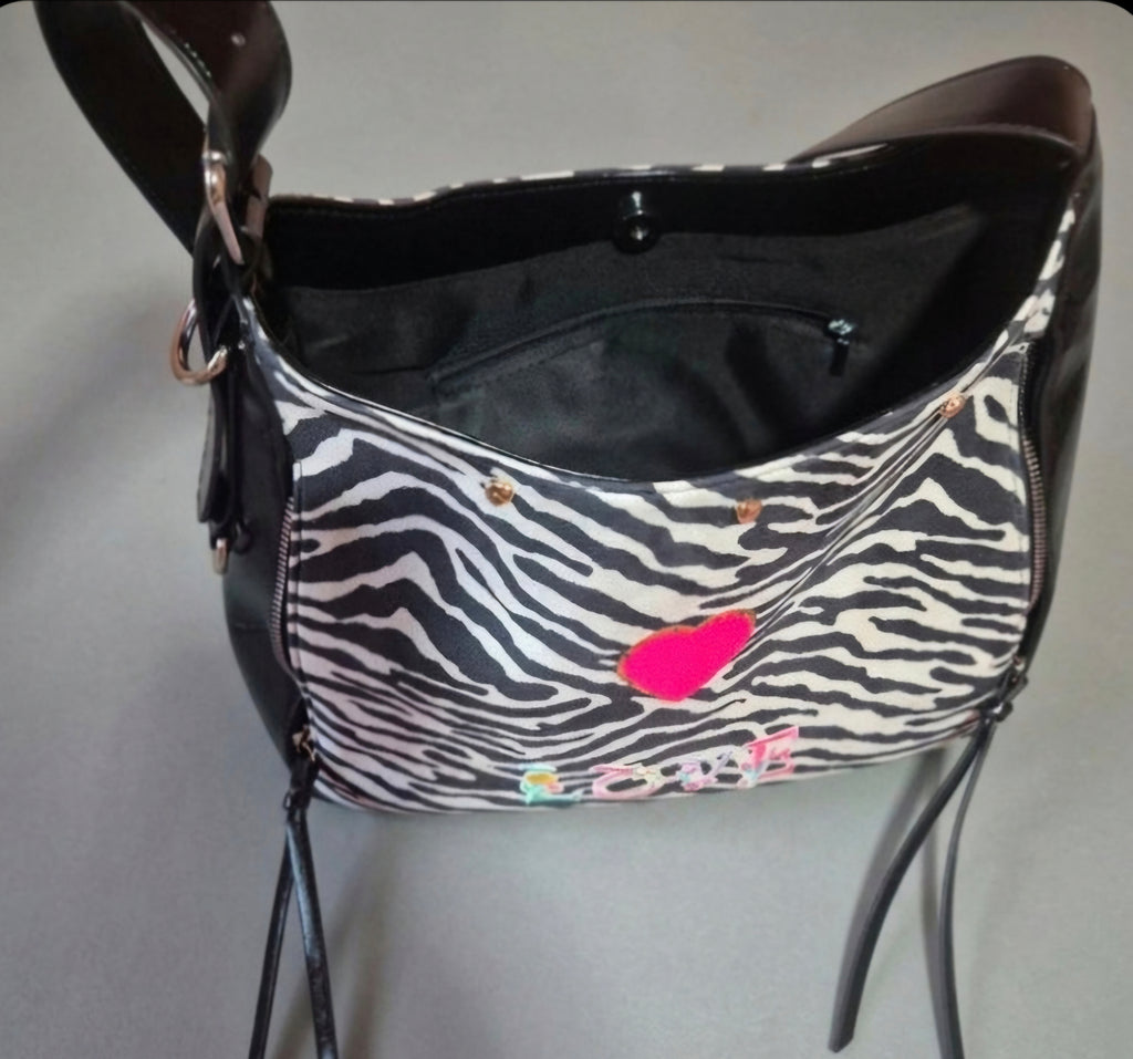 Vista lateral bolso bohemio cebra love de cuero sintético boho chic | vaqueraspain