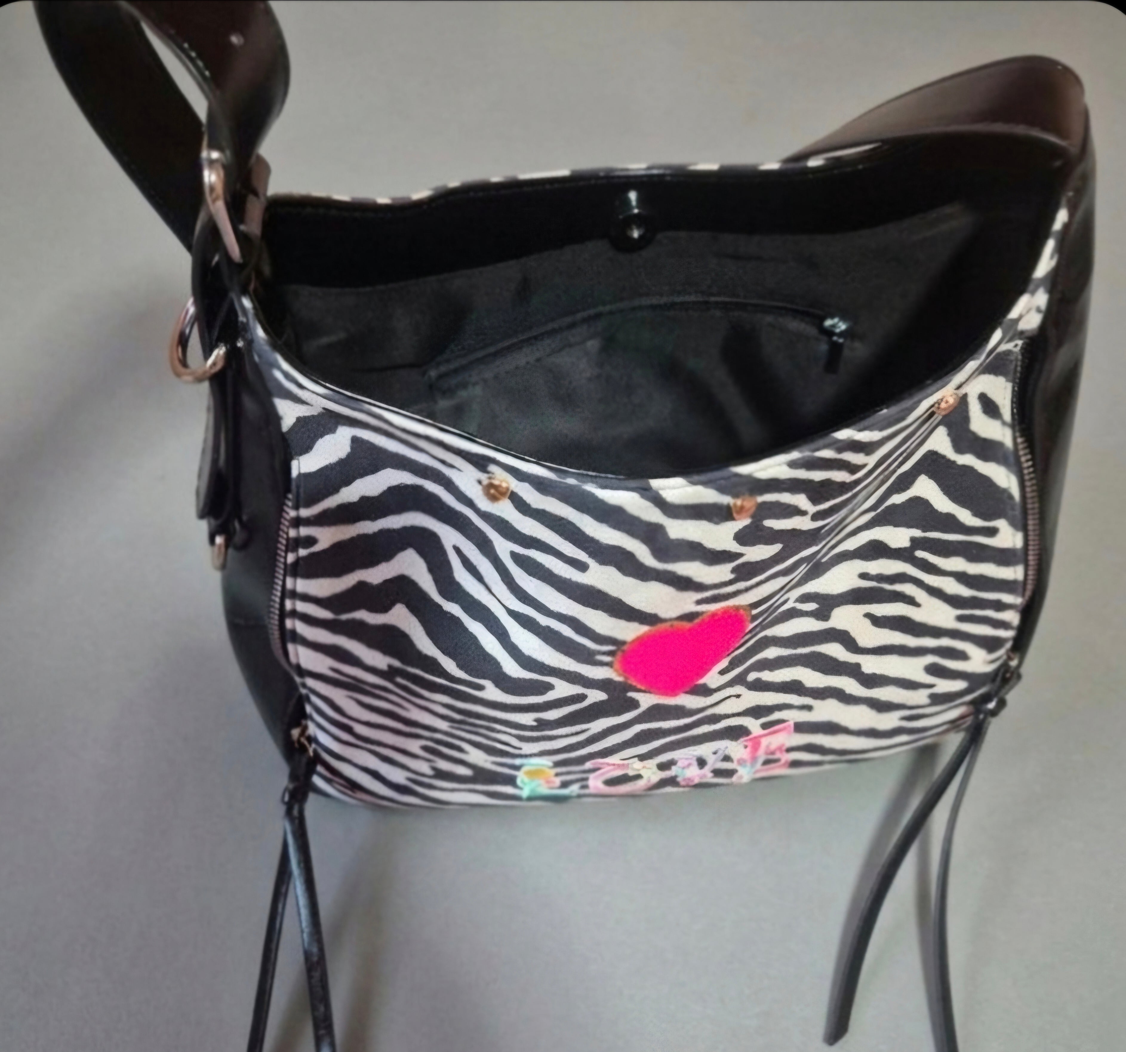 Vista lateral bolso bohemio cebra love de cuero sintético boho chic | vaqueraspain