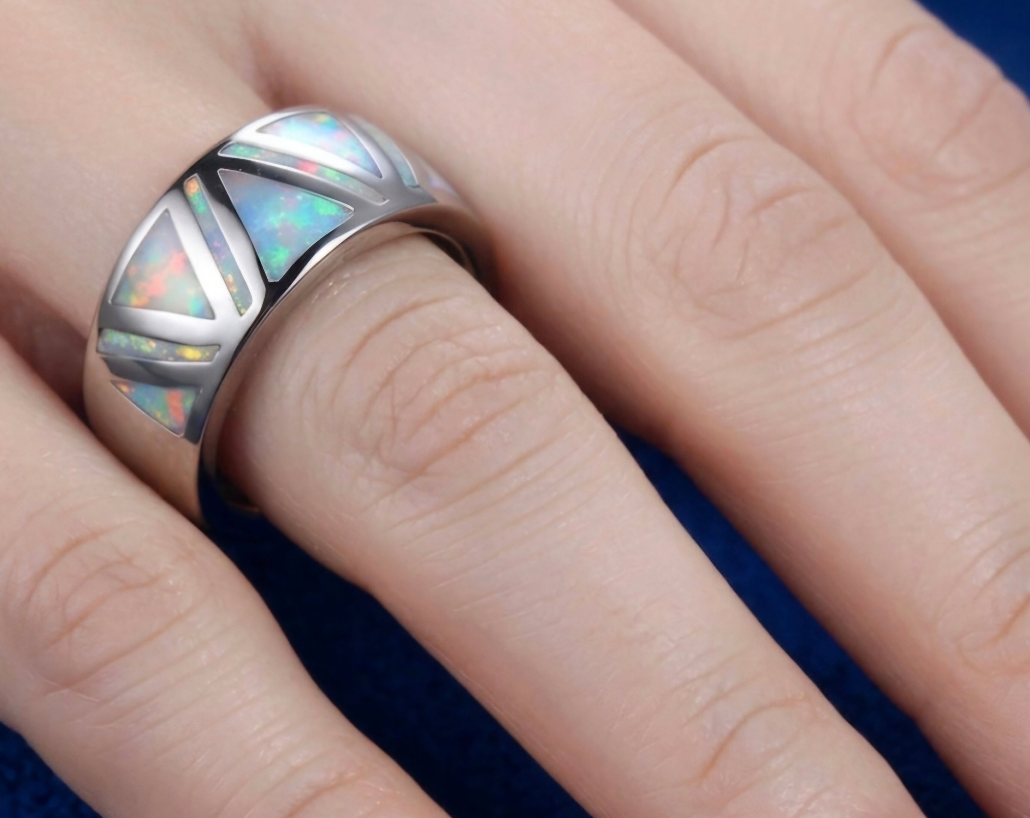Detalle triángulos ópalo blanco anillo de acero vintage | vaqueraspain