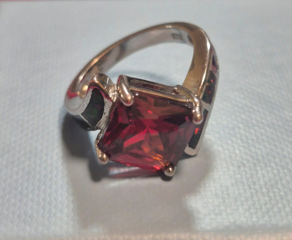 Vista lateral anillo corte princesa plata 925 ópalo negro cultivado | vaqueraspain