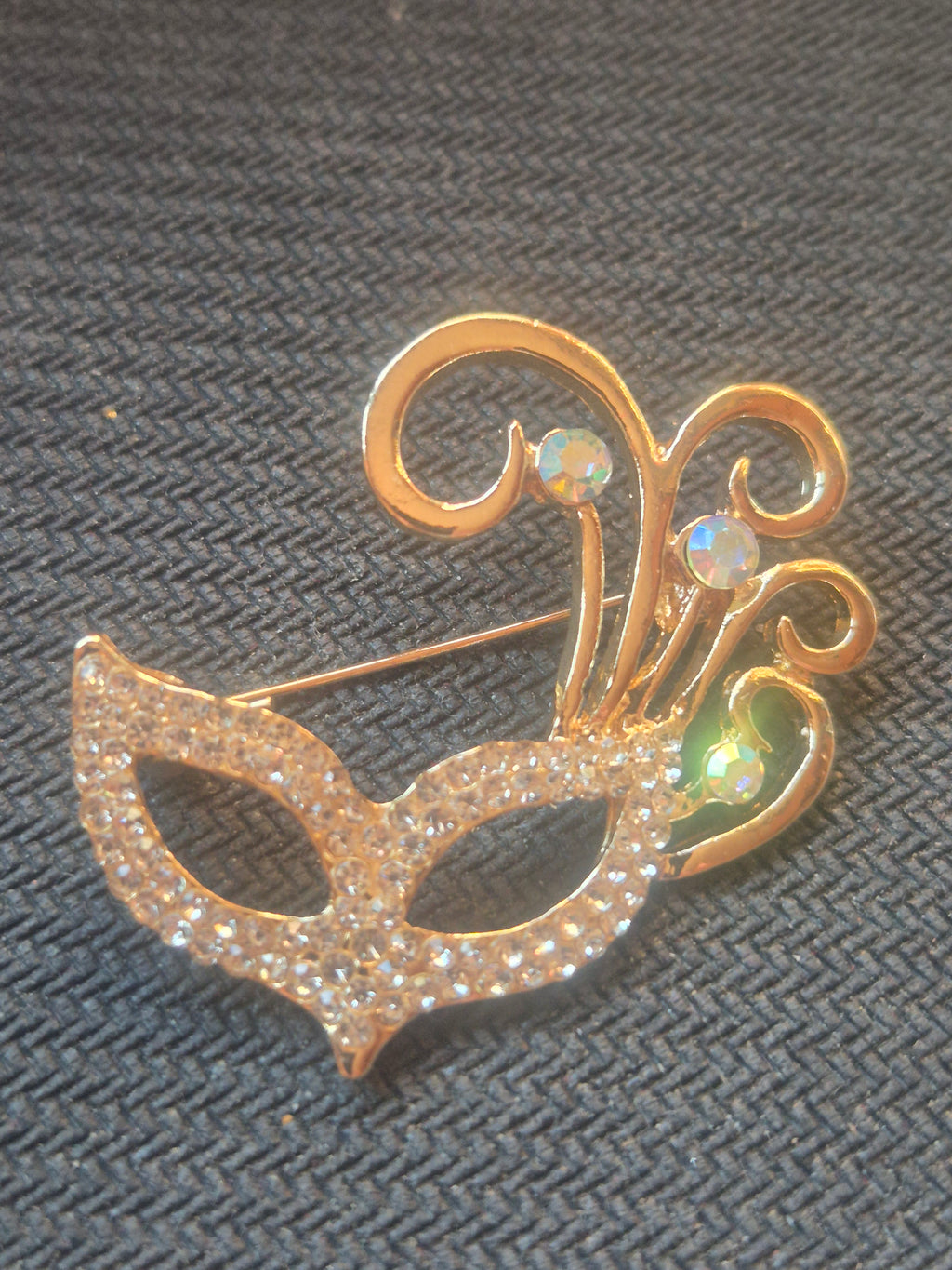 Broche elegante mascara de carnaval dorada