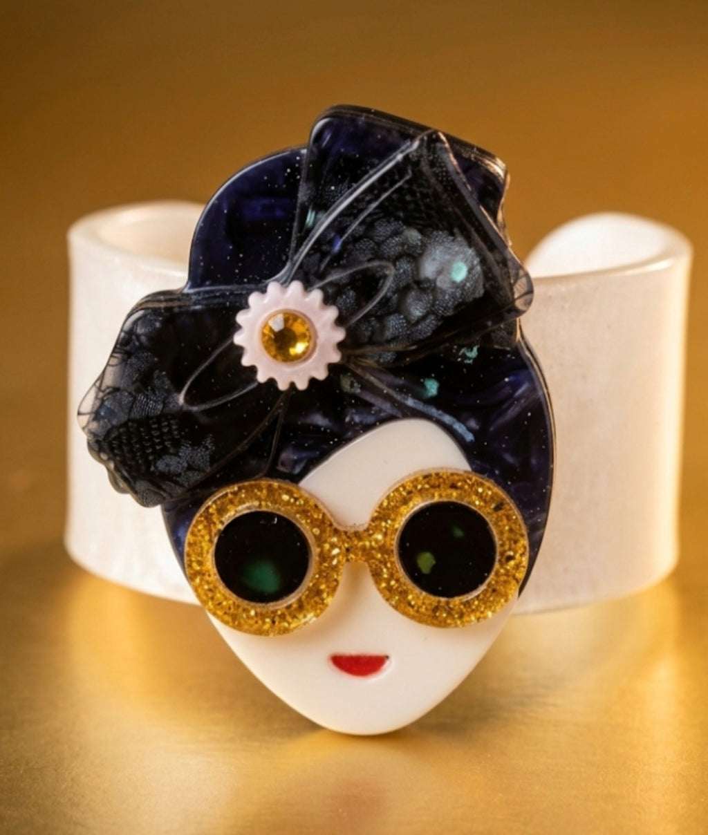Pulsera boho chic mujer con gafas doradas