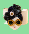 Pulsera mujer con gafas doradas
