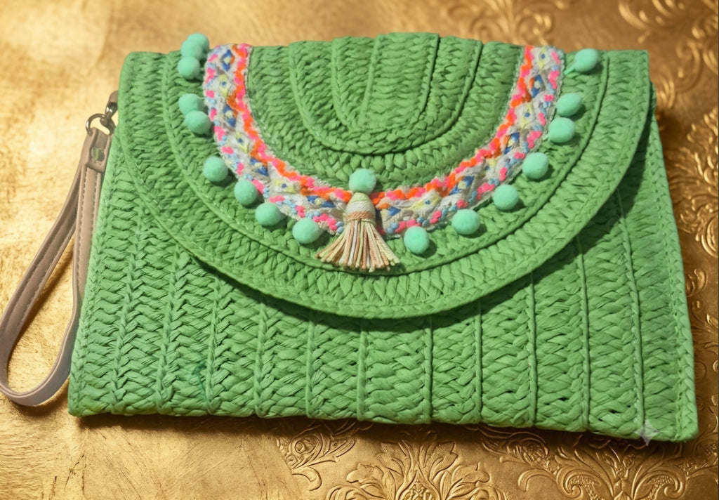 Bolso boho chic color verde pistacho con borlas