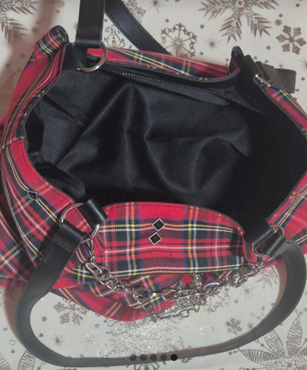 Vista lateral bolso tote bohemio cuadros escoceses rojo vibrante estrella strass | vaqueraspain