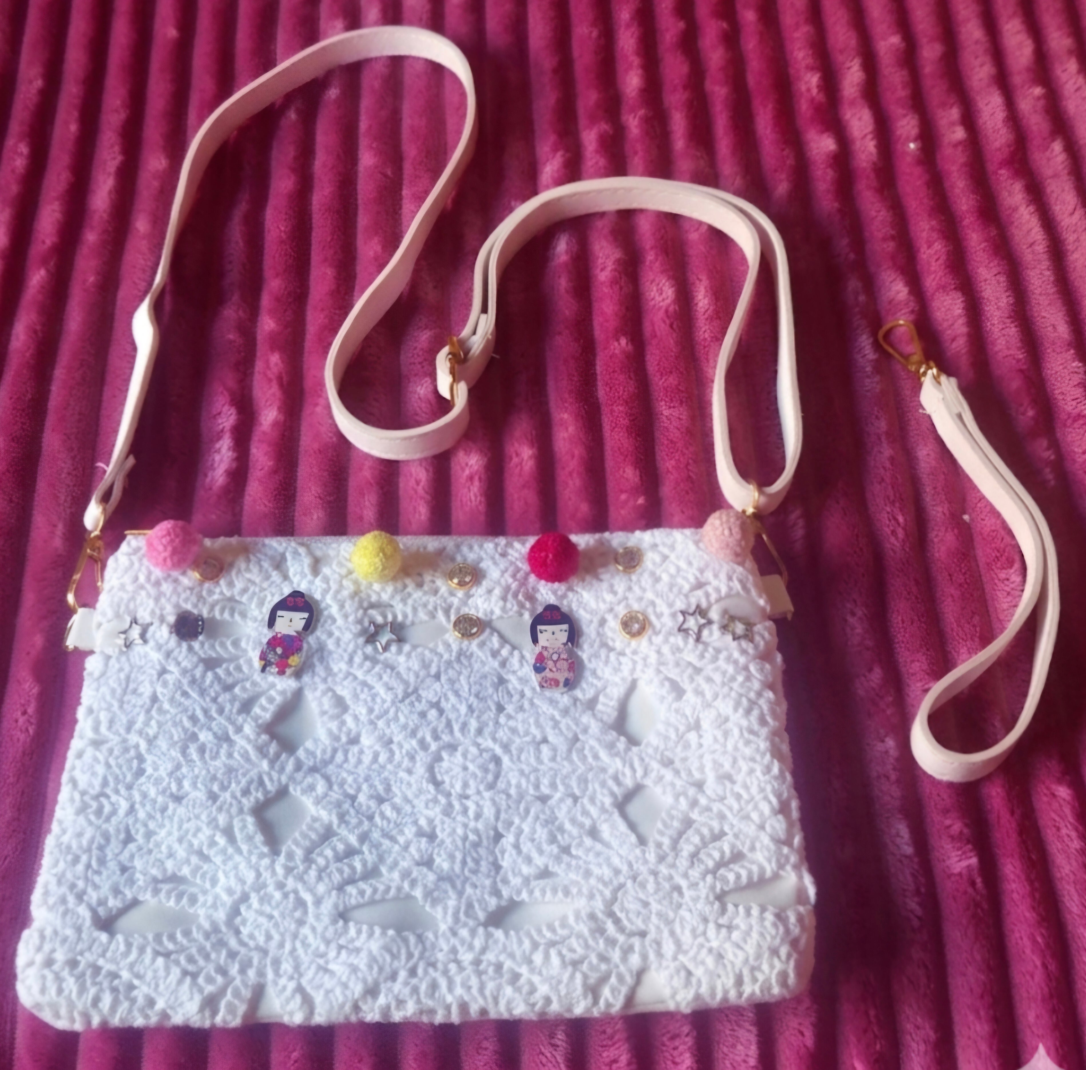 Vista frontal cartera boho chic artesanal crochet blanco con muñecas kokeshi | vaqueraspain