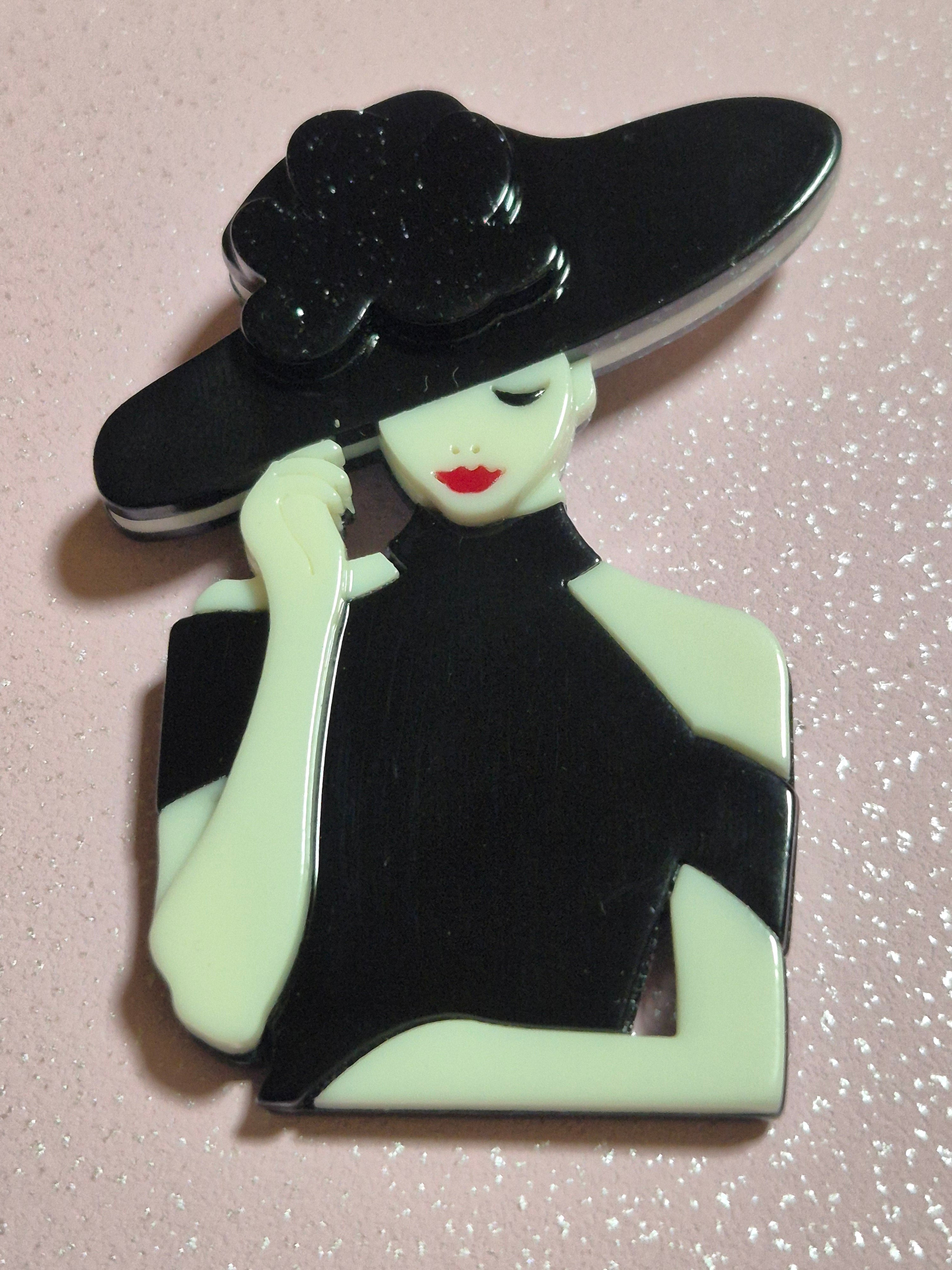 Broche boho chic mujer con sombrero negro con flor