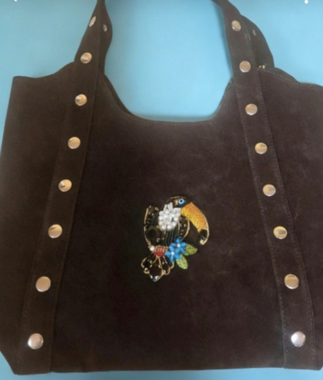 Vista frontal bolso tote bohemio tucán vibrante antelina marrón chocolate oscuro | vaqueraspain
