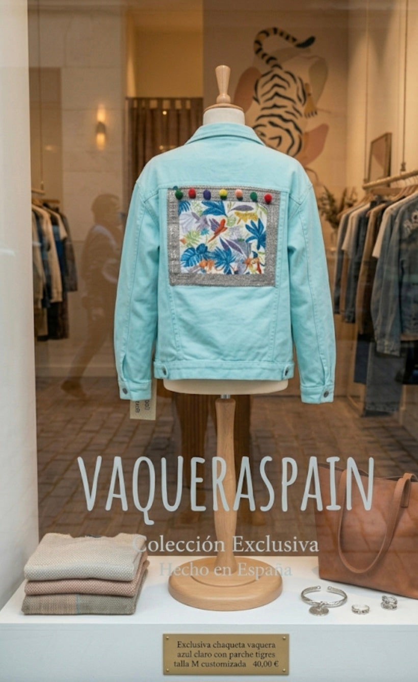 Chaqueta vaquera azul claro talla M customizada con parche floral tropical boho chic | vaqueraspain