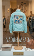 Chaqueta vaquera azul claro talla M customizada con parche floral tropical boho chic | vaqueraspain