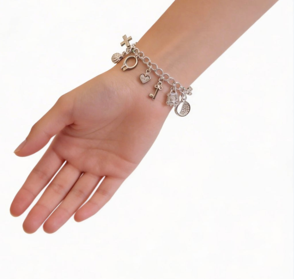 Vista lateral pulsera vintage contemporánea dijes plata 925 joyería fina | vaqueraspain