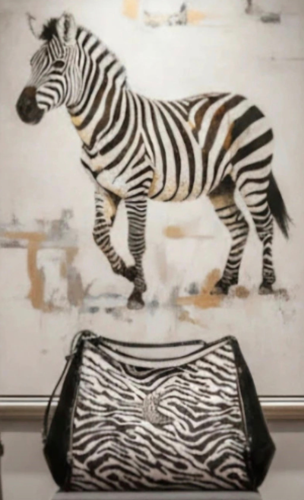 Detalle media luna brillante bolso hobo animal print cebra felpa estampada | vaqueraspain