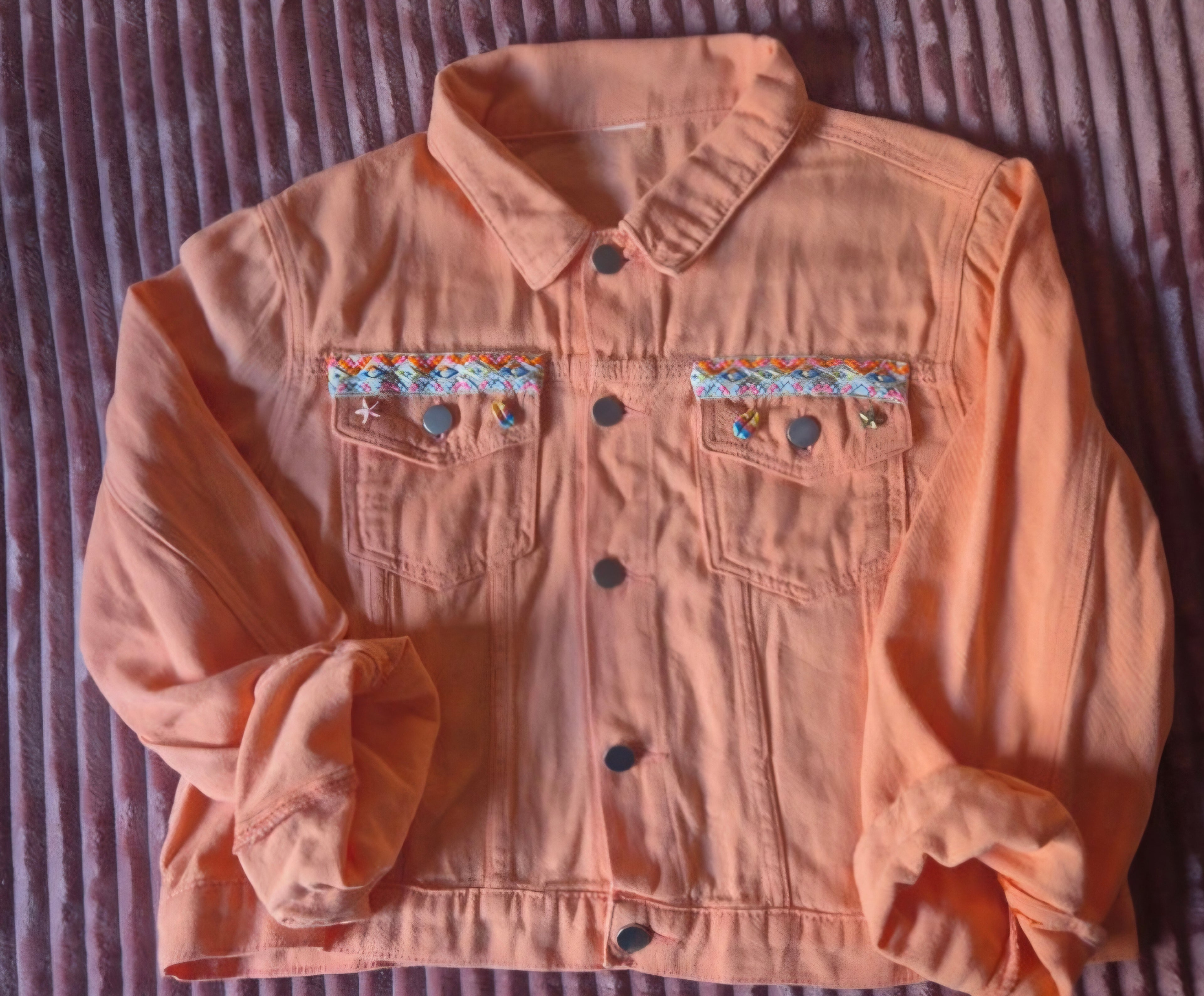 Vista lateral chaqueta denim melocotón artesanal boho chic | vaqueraspain