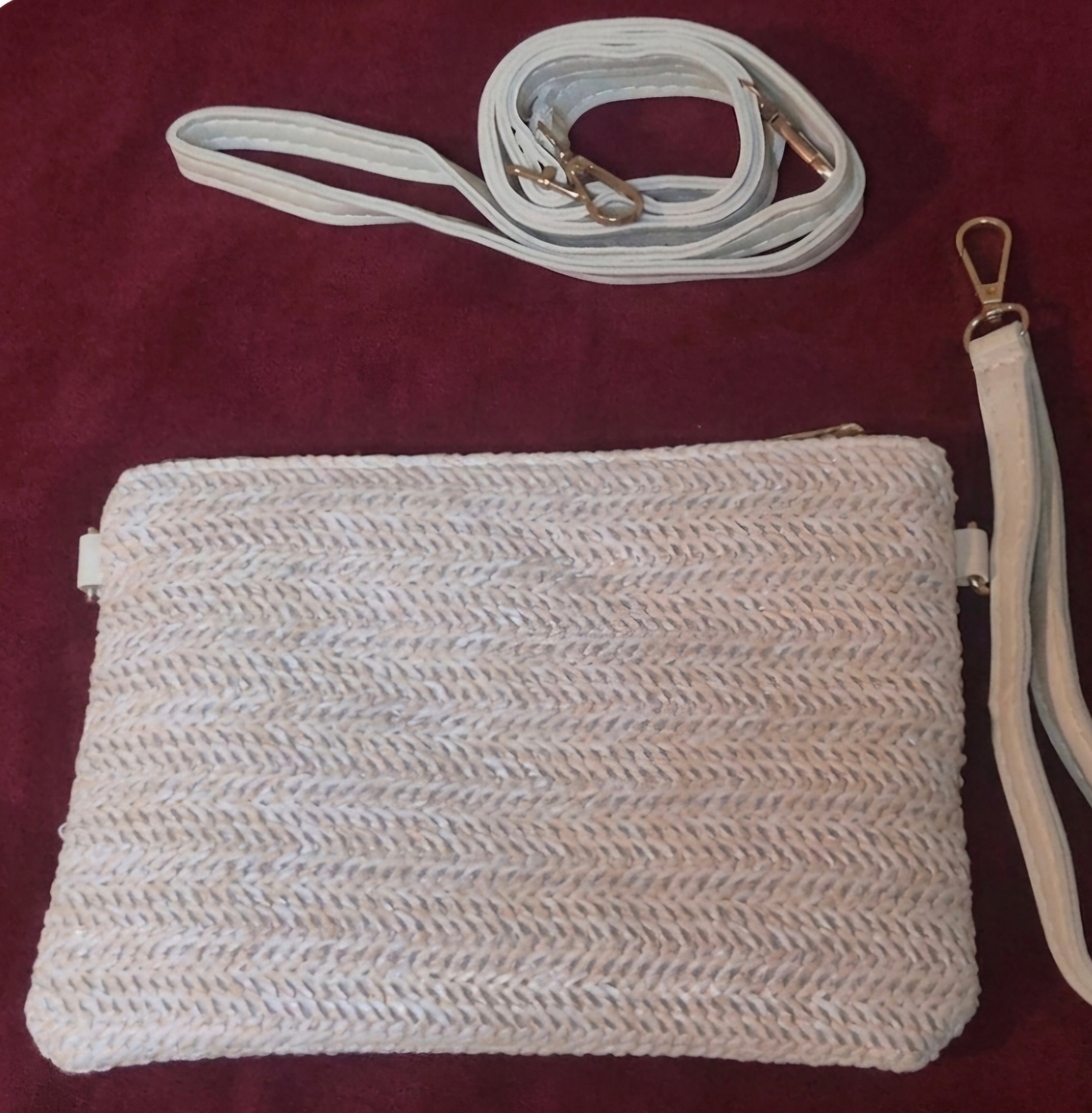 Vista frontal bolso boho chic clutch modelo feria con borlas | vaqueraspain
