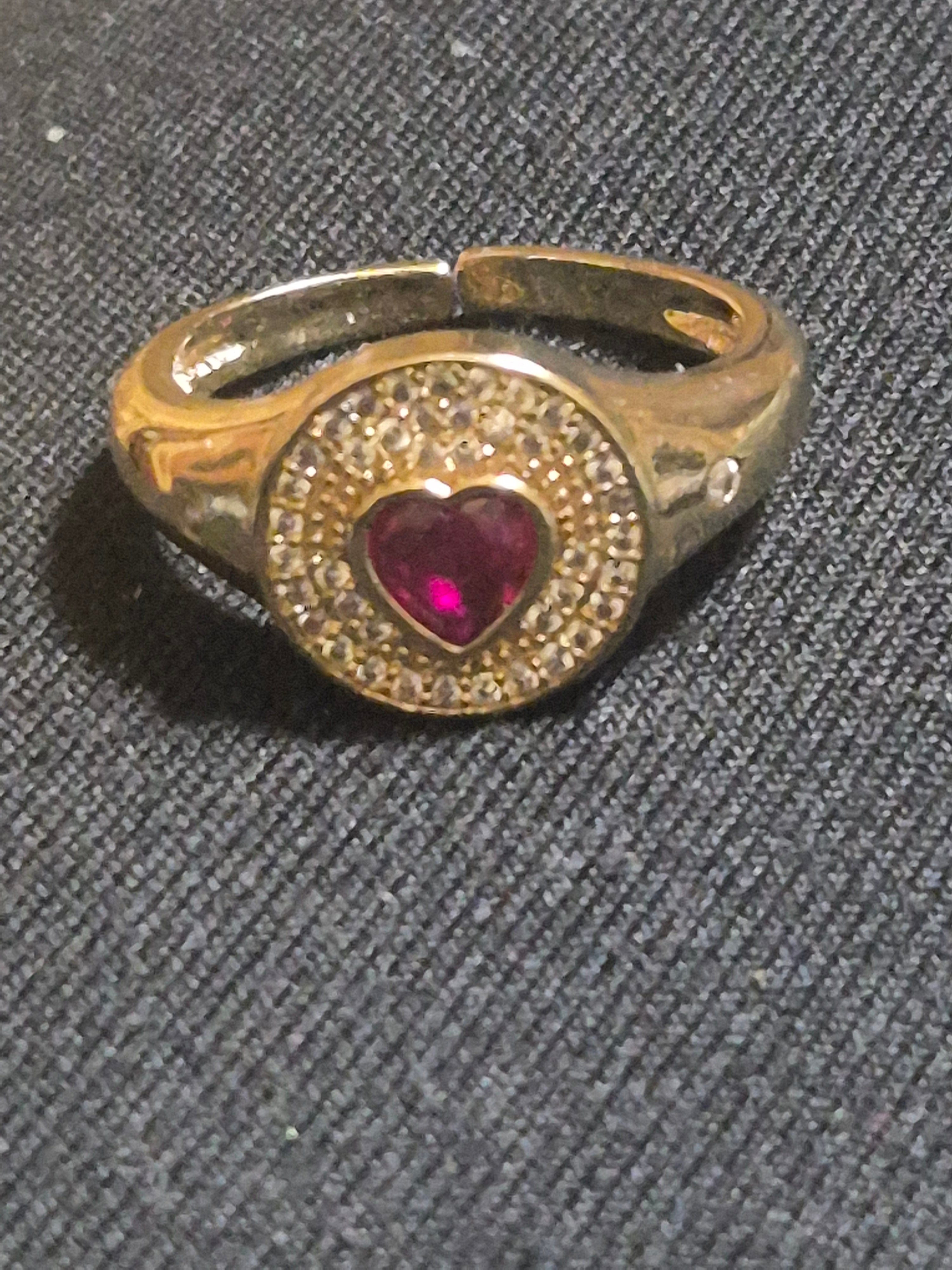 Anillo sello" corazón fucsia" con baño oro.