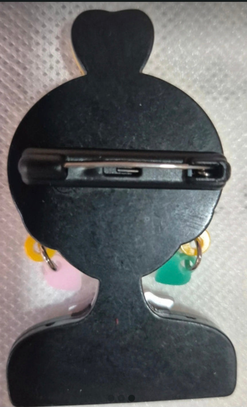 Detalle broche pop art mujer rubia moño estilo retro | vaqueraspain