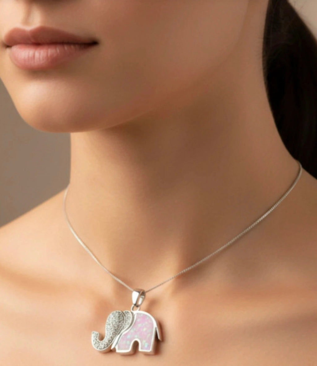 Detalle strass y ópalo sintético colgante elefante plata 925 boho chic | vaqueraspain
