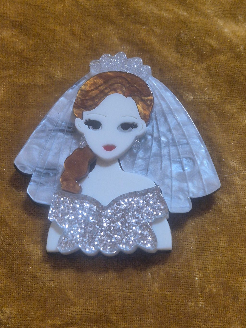 Broche novia con vestido purpurina plata