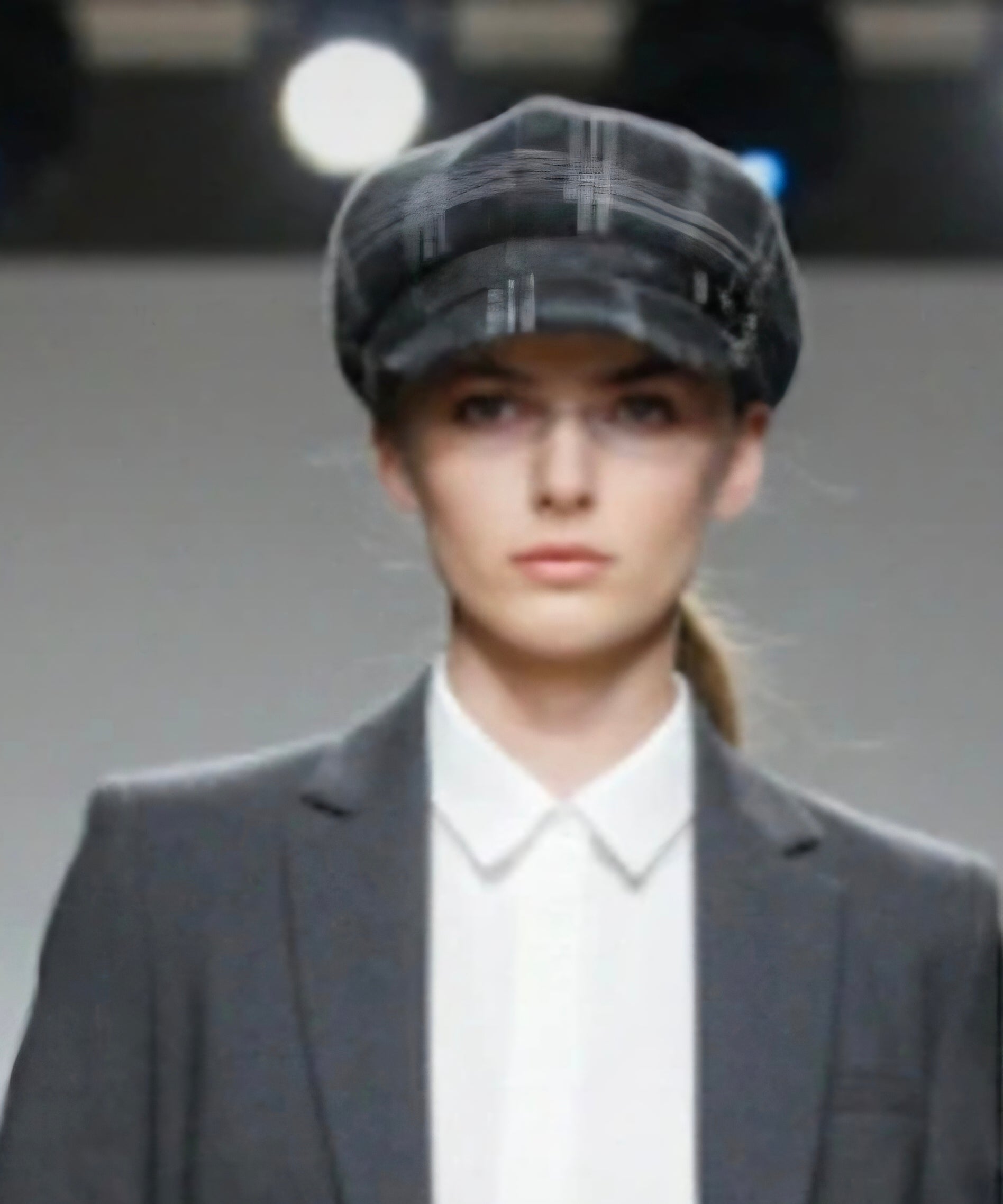 Gorra de mujer cuadros escoceses gris oscuro negro y blanco | vaqueraspain
