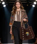Detalle tucán vibrante bolso tote bohemio antelina marrón chocolate oscuro | vaqueraspain