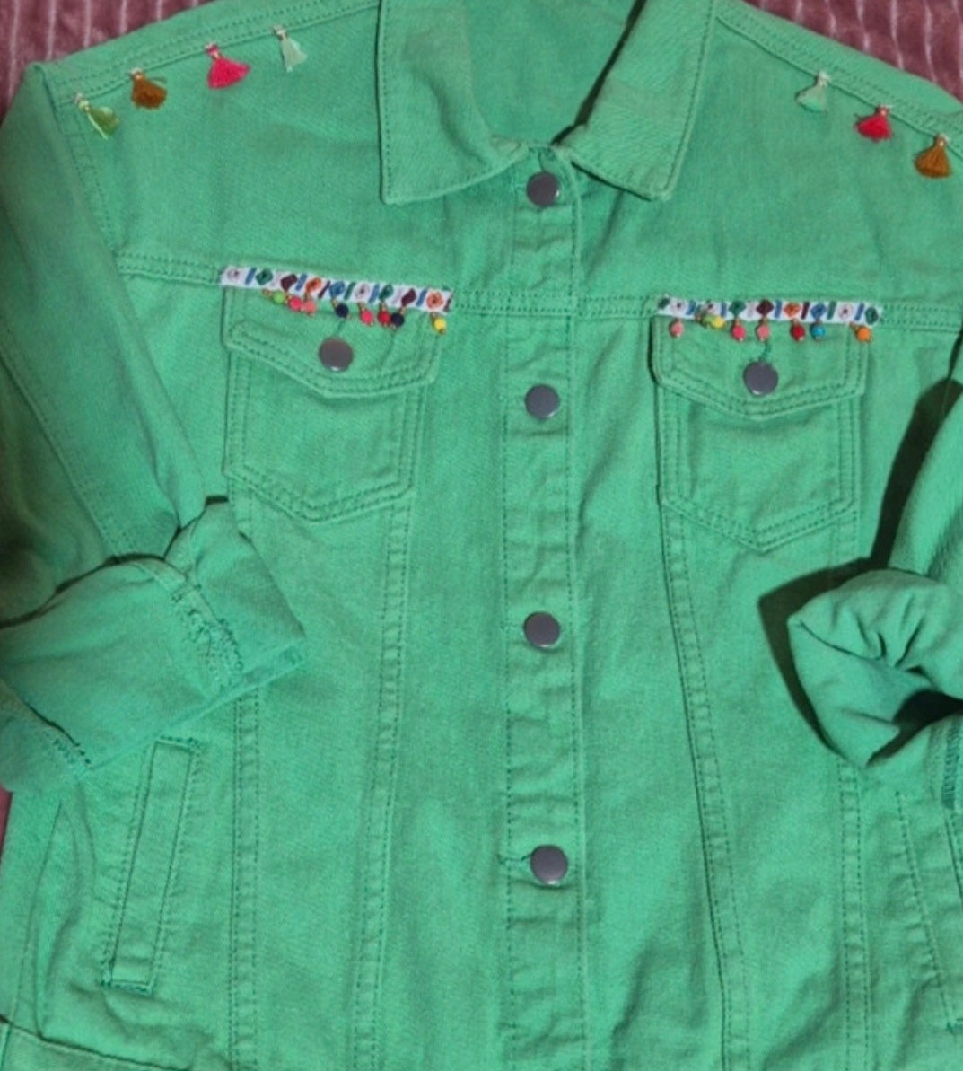 Detalle customización chaqueta vaquera verde agua talla M boho chic | vaqueraspain